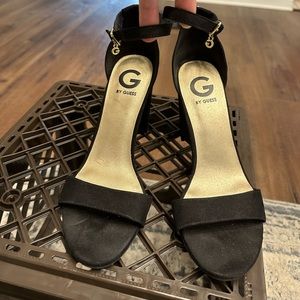 BLACK GUESS HEELS W GOLD G CHARMS 8.5